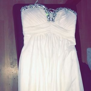 Beautiful strapless wedding dress worn once